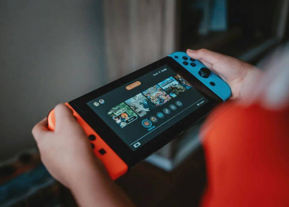 ：Switch 2 领跑折叠屏新秀CQ9电子2025 数码掌机新风向(图2)